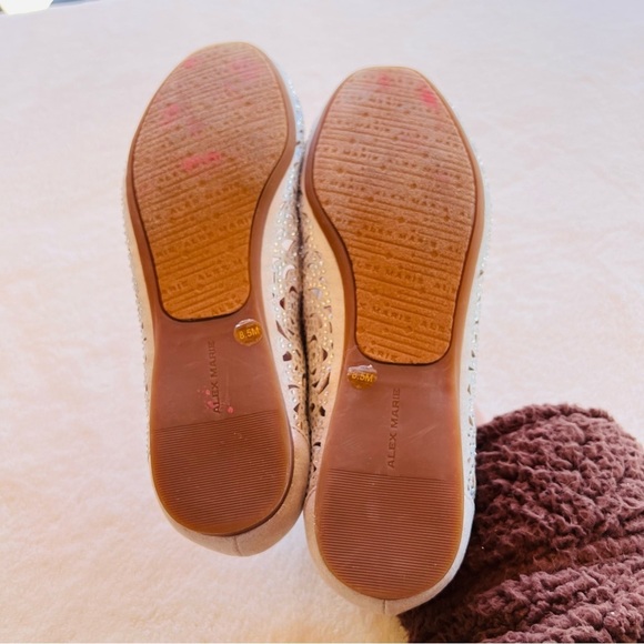 CLEARANCE Alex Marie Metallic Laser-Cut Rhinestone Leather Flats Retails
$69.99 - Picture 9 of 12
